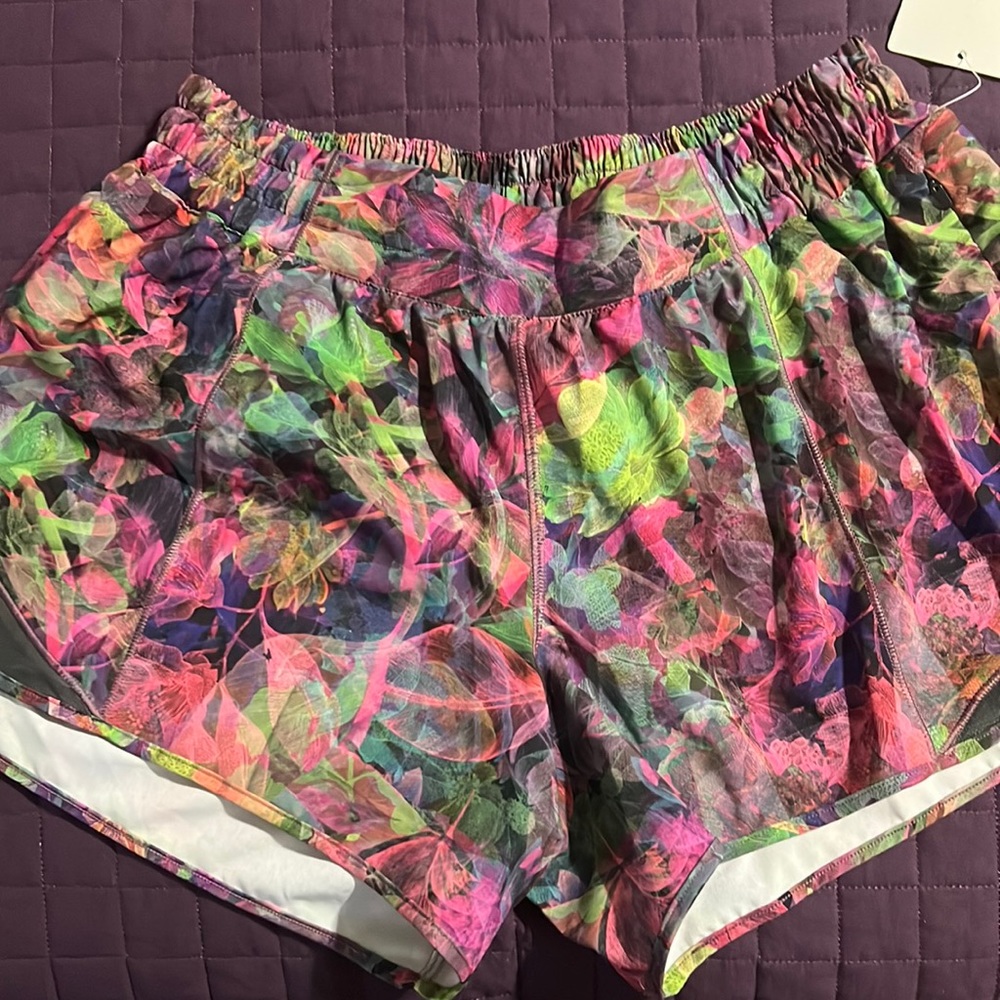 COPY - Lululemon Hotty Hot low rise 4” shorts